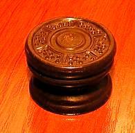 Sparton, réplica de um botão de madeira gravado a evolução