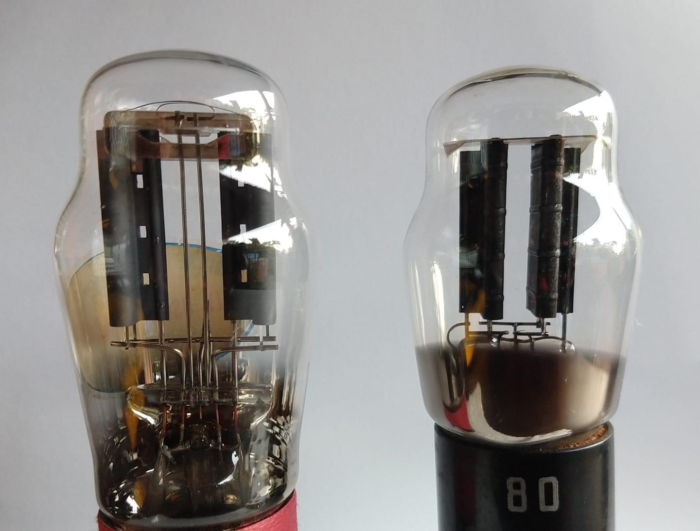 À esquerda, a válvula retificadora AZ1; à direita, a tipo 80